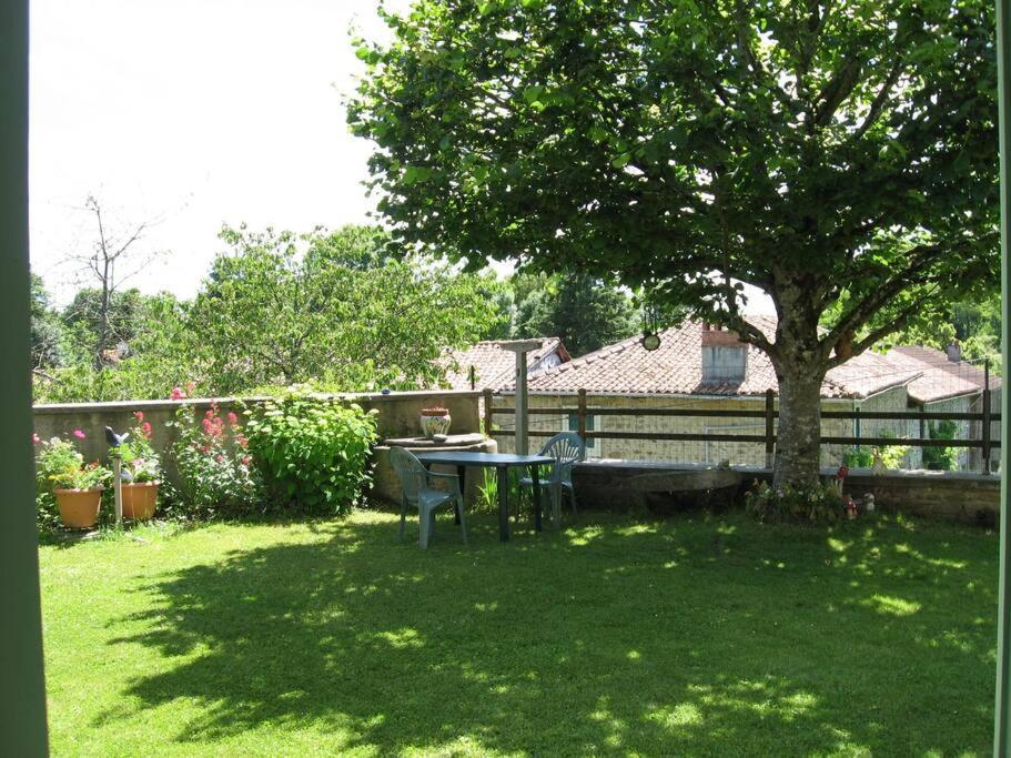 Cottage By The Chateau With Pool In National Parc Les Salles-Lavauguyon Exteriér fotografie