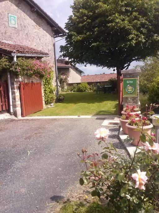 Cottage By The Chateau With Pool In National Parc Les Salles-Lavauguyon Exteriér fotografie