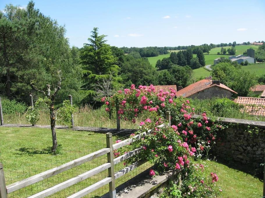 Cottage By The Chateau With Pool In National Parc Les Salles-Lavauguyon Exteriér fotografie