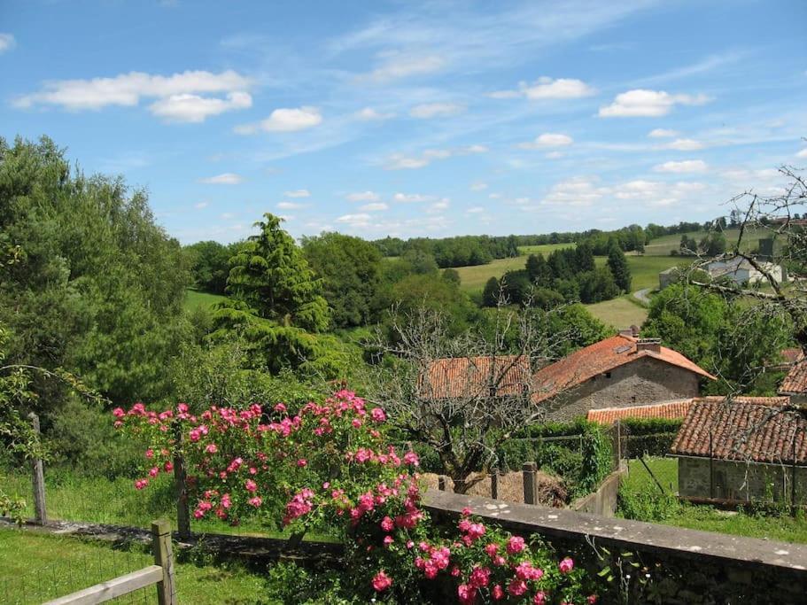 Cottage By The Chateau With Pool In National Parc Les Salles-Lavauguyon Exteriér fotografie